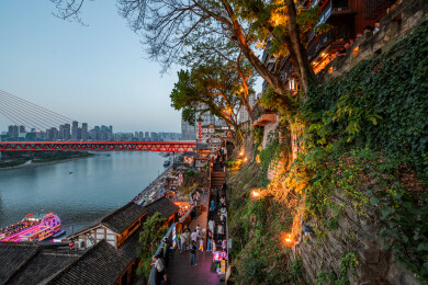 重庆市渝中区戴家巷观景台拍摄嘉陵江全景