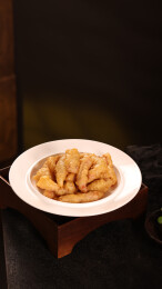 白瓷盘盛放蒜香炸酥肉