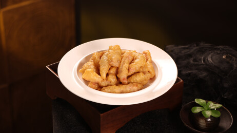 白瓷盘盛放蒜香炸酥肉