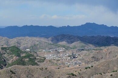 京郊连绵层叠远山村落和长城全景