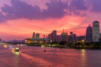 晚霞下的广州珠江夜游游船
