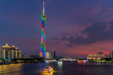 黄昏晚霞下的广州塔，珠江游船