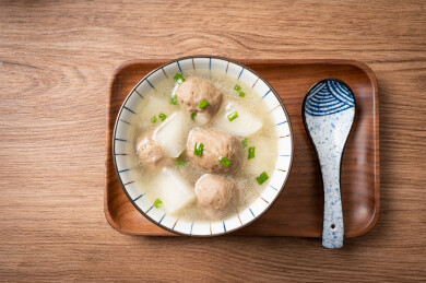 碗里的萝卜牛肉丸汤