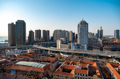 青岛城市天际线与高架立交桥
