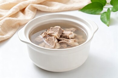 白瓷碗盛放的清炖牛肉汤