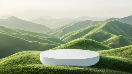 绿色山丘上的白色展示台
