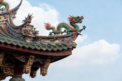 中国传统建筑屋脊龙雕细节