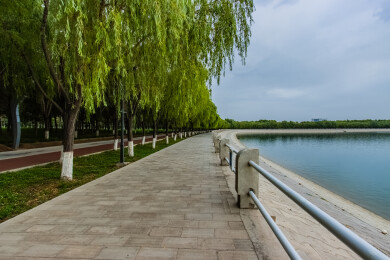 中国甘肃省嘉峪关市镜月湖堤岸湖边栈道景观
