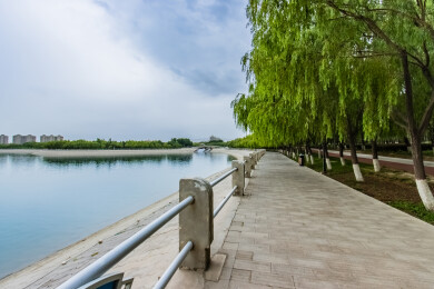 中国甘肃省嘉峪关市镜月湖堤岸湖边栈道景观