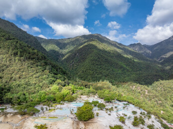 云南香格里拉白水台钙华梯田景观