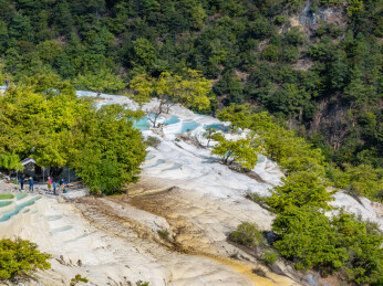 云南香格里拉白水台钙华梯田景观