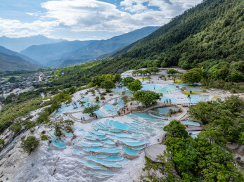 云南香格里拉白水台钙华梯田景观