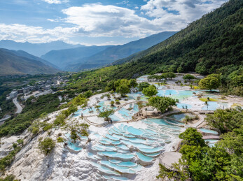 云南香格里拉白水台钙华梯田景观