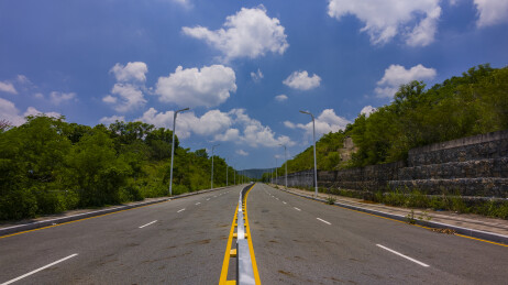 深圳坝光开阔的观光公路路与蓝天白云
