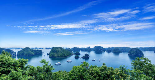 越南下龙湾基托夫岛顶上眺望下龙湾群岛