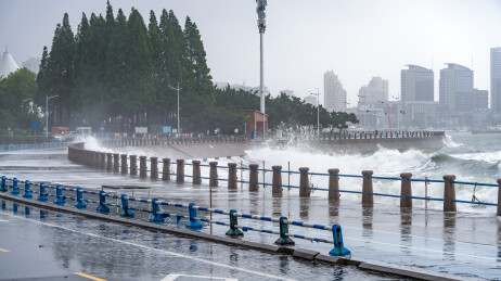 台风来袭青岛海岸掀起滔天巨浪风暴潮景观