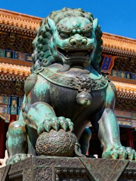 中国古建筑前铜狮子雕像
