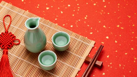 青瓷酒具配红结筷子竹席摆拍