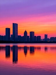 日落时分城市天际线倒影