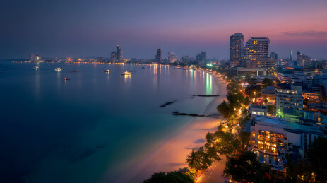海滨城市夜景与沙滩灯光倒影