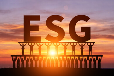 朝阳中众多小人剪影托举着ESG