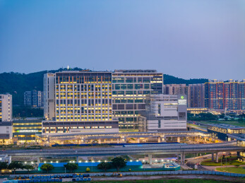 澳门氹仔现代医院建筑夜景