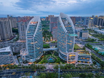 湛江金沙湾双帆形现代建筑群夜景