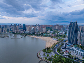 湛江金沙湾江景城市天际线全景