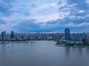 湛江金沙湾江景城市天际线黄昏