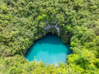 广西河池天坑碧水绿植环绕景观