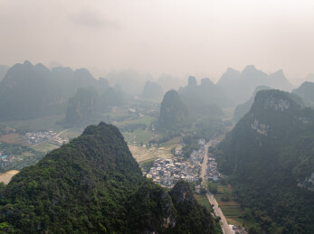 广西崇左喀斯特峰林村落全景