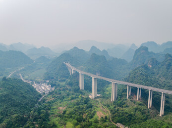 广西崇左喀斯特山地高架桥景观