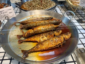 卤制红烧多春鱼熟食陈列
