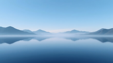 静谧湖面倒映朦胧山影
