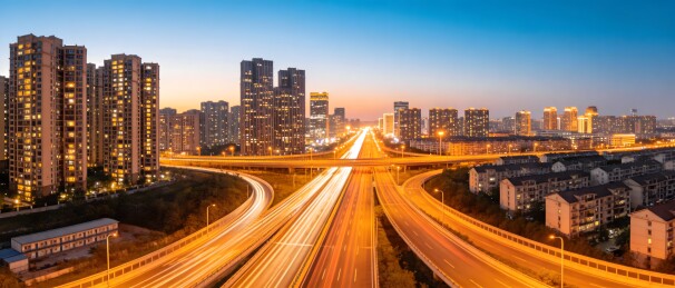 暮色城市立交桥与高层建筑景观