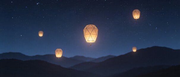 夜空中山峦间的孔明灯群