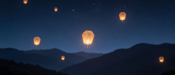 夜空下飘浮的孔明灯与远山