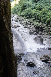 织金大峡谷燕子洞亢龙瀑布崖壁泄水口