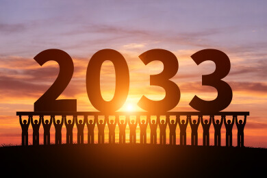 朝阳中众多小人剪影托举着2033