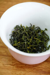 白瓷碗中绿茶干茶叶