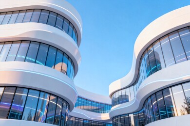 现代流线型建筑外观