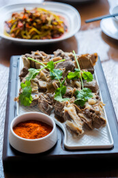 羊骨肉菜摆盘配香菜