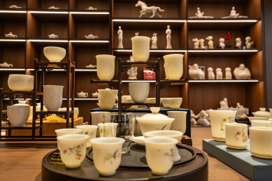 新中式茶具展厅德化白瓷茶器陈列商铺实景