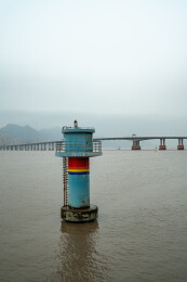 江面水文监测柱与跨江大桥远景