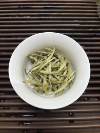 白瓷碗中盛放的干茶叶
