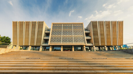 沧州图书馆建筑外观蓝天白云夕阳
