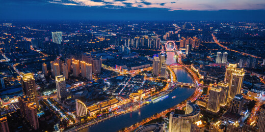 中国天津海河沿岸和天津之眼摩天轮夜景航拍