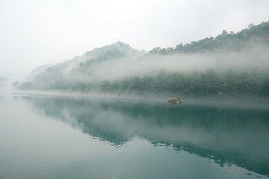 湘南山水画卷：小东江晨雾与龙景峡谷