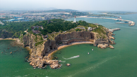 蓬莱田横山海岸崖岬海湾与灯塔景观