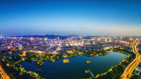 济南大明湖傍晚航拍城市风光全景